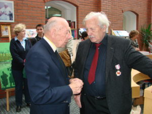 Arno Surminski (rechts) im Gespräch mit Prälat Wolfgang Globisch