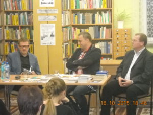 Zbigniew Kadłubek (po lewej stronie) podczas dyskusji w Krapkowicach.