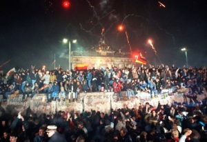 Ausgelassen feiern Ost und West an und auf der Berliner Mauer am Brandenburger Tor Silvester 1989 (31.12.89). 28 Jahre nach dem Bau der Berliner Mauer ist das Tor wieder zugänglich, und hunderttausende Menschen waren zur Begrüßung des Neuen Jahres zum Brandenburger Tor gekommen. *** Local Caption *** 02426750