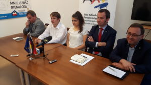 Damian Klyszcz i Ewa Suchińska (pośrodku) podczas konferencji prasowej zorganizowanej po incydencie. 