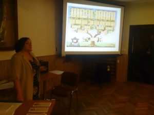Jolanta Ilnicka von der Gesellschaft der Oppelner Genealogen erklärte den Stammbaum von Muriel White