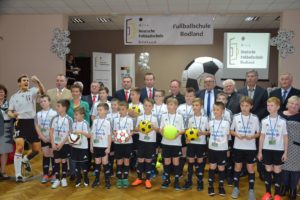 Die kleinen Fußballer und ihr Trainer Kryspin Cieplik sowie die Sponsoren und Vertreter der deutschen Minderheit