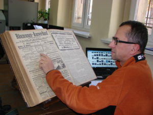 Piotr Hnatyszyn bei seiner mühseligen Arbeit im Gleiwitzer Archiv