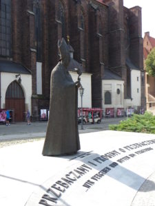 Die Statue von Bischof Kominek in Breslau erinnert an den berühmten Brief der polnischen Bischöfe. Foto: Klaudia Kandzia.