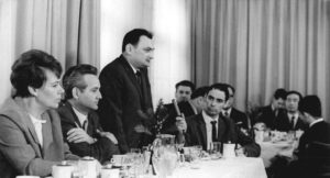 Harry Thürk (stehend) bei einer Pressekonferenz am 4.12.1967 in Berlin (Ost) Quelle: Bundesarchiv, Bild 183-F1204-0028-001