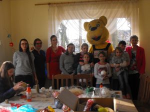 Am Samstag haben BJDM-Mitglieder in den Kinderheimen in Chmiellowitz und Oppeln mit den Schützlingen Weihnachtsdekos gebastelt. Foto: M. Leibig 