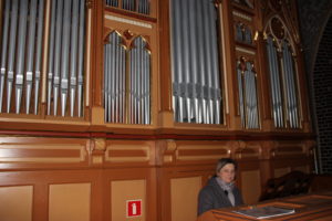 Zu Freude der Chronstauer kann Organistin Gabriela Ciecior wieder auf der Orgel spielen, was ihr Herz begehrt Foto: DFK Chronstau