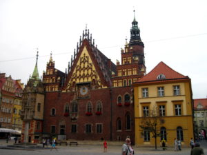 Das Breslauer Rathaus ist das Wahrzeichen der Stadt und mittlerweile auch über Europas Grenzen hinweg bekannt Foto: Mirand/Wikimedia Commons