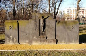 Foto 1: Die Namen am Hindenburger Denkmal der Opfer der Abwehrgrube sind kaum mehr zu erkennen Foto: Piotr Brzezina.