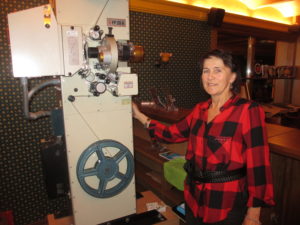 Foto 5: Stary projektor filmowy; prowadząca kino Wanda Szewczyk w dawnej sali swojego „Pioniera”. 