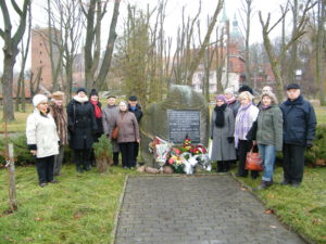 Auch der Preußischen Tragödie wird ähnlich wie der oberschlesischen im Januar gedacht. Eine der Gedenkstätten liegt in Frauenburg 