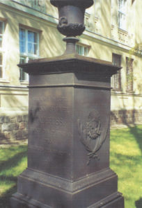 Foto 1: Das Denkmal Johann Samuel Kaulfuß ist in keinem guten Zustand Foto: Siegfried Raddatz/Wikimedia Commons.