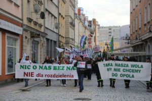 „Nie” na transparentach i „nie” w konsultacjach – mieszkańcy powiatu opolskiego wiedzą, czego nie chcą. Foto: Jerzy Stemplewski