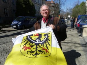 Bruno Kosak wirbt seit Jahren für die Teilnahme am Katholikentag. Mit seiner schlesischen Fahne macht er auf sich aufmerksam. Foto: Till Scholtz-Knobloch