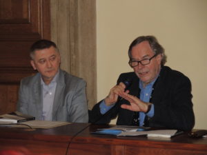 Klaus Merz (rechts) mit Ryszard Wojnakowski während der Diskussion Foto: Johannes Rasim