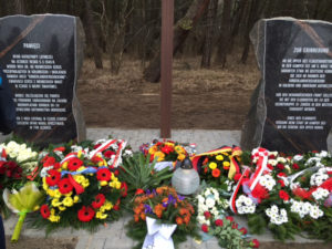 Foto: Zahlreiche Kränze wurden am Gedenkstein in Rehbock niedergelegt. Foto: Generalkonsulat Danzig.