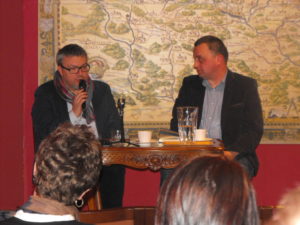 Foto: Peter Długosz (po prawej stronie) w rozmowie z wydawcą Leszkiem Jodlińskim. Foto: Manuela Leibig