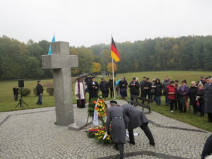Foto 1: Gedenkfeier auf dem Soldatenfriedhof in Neumark. Foto: Verein Pomost-Brücke.