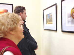 K.Niemiec – Zahlreiche Besucher kamen zur Ausstellungseröffnung in die Woiwodschaftsbibliothek.