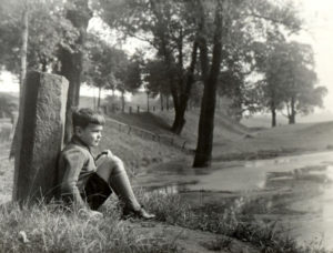 Jorgel Rother (syn Paula Rothera) nad stawem, okolice Bytomia (1936). 