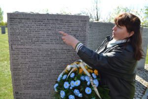 Irena Szulc zeigt den Namen ihres Angehörigen Franz Kubosch. Foto: Łukasz Biły.
