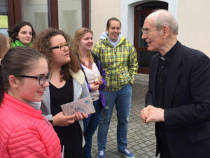 Podczas jubileuszowej wizyty młodzież z Ozimka i Sasbach spotkała się z arcybiskupem Alfonsem Nossolem. Źródło: Klaudia Bukowska-Pająk