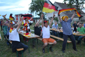 Noch vor dem Spiel waren die deutschen Fans heiß auf den Sieg, daraus wurde leider nichts Foto: Łukasz Biły.