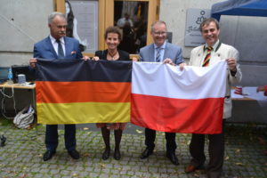 Także dzieło polsko-niemieckiej współpracy: wspólnie zszyte flagi obu krajów.  Foto: Łukasz Biły