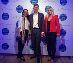 Magdalena Stawiana (links) und Magdalena Prochota (Rechts) mit dem Geschäftsführer des DPJW in Deutschland Stephan Erb (Mitte). Foto: Łukasz Biły.