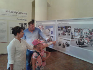 Eine Familie aus Gleiwitz schaut sich die Ausstellung über Guttman an. Foto: Manuela Leibig