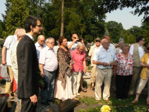Pastor Karol Niedoba berichtet auf dem evangelischen Friedhof in Graudenz über das Gemeindeleben. Foto: Mirka Chmielińska
