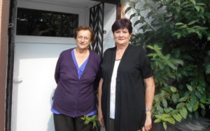 Edith Gawlik (z lewej) i Brygida Mosz przed siedzibą koła DFK w Izbicku. Foto: D. Mientus.