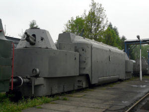 Niemiecki pancerny wagon motorowy Panzertriebwagen 16. Według niektórych tak mógł właśnie wyglądać „złoty pociąg”.  Foto: Piotrus/Wikimedia Commons