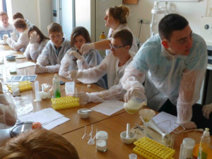Die Jugendlichen führen praktische Laboruntersuchungen zur Biotechnologie und Bodennutzung durch. Foto: P. Hartwigt, U. Dellbrügger