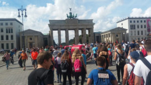 Während des Spazerigangs durch die Hauptstadt besuchten die Kinder und Jugendlichen auch das Brandenburger Tor. Foto: TSKN
