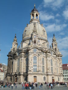 In der Dresdner Frauenkirche begannen die Feierlichkeiten mit einem ökumenischen Gottesdienst Foto: Brücke-Osteuropa/Wikimedia Commons