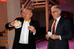 Teil des Benefizballs war eine Auktion. Die Organisatoren Zbigniew Czmuda (links) und Alfred Theisen (rechts) bieten hier ein 100 Jahre alte Zucker-Bombardiere.