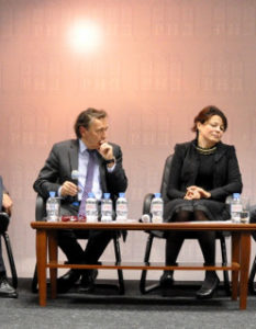 Harmut Koschyk und Olga Marten diskutieren mit anderen Minderheitenvertretern über die Zukunft der Volksgruppen. Foto: Rusdeutsch.