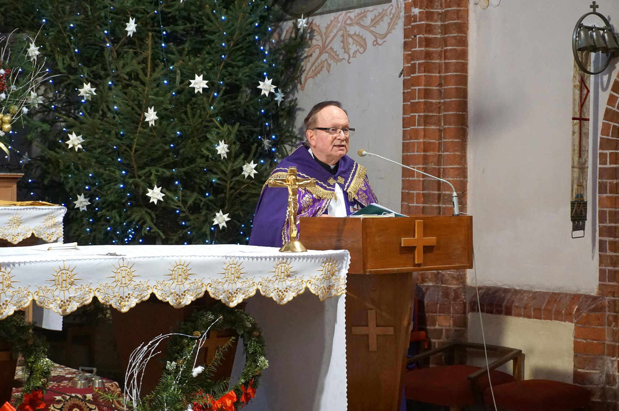 Bischofsvikar Dr. Peter Tarlinski während der Andacht in der Lamsdorfer Pfarrkirche