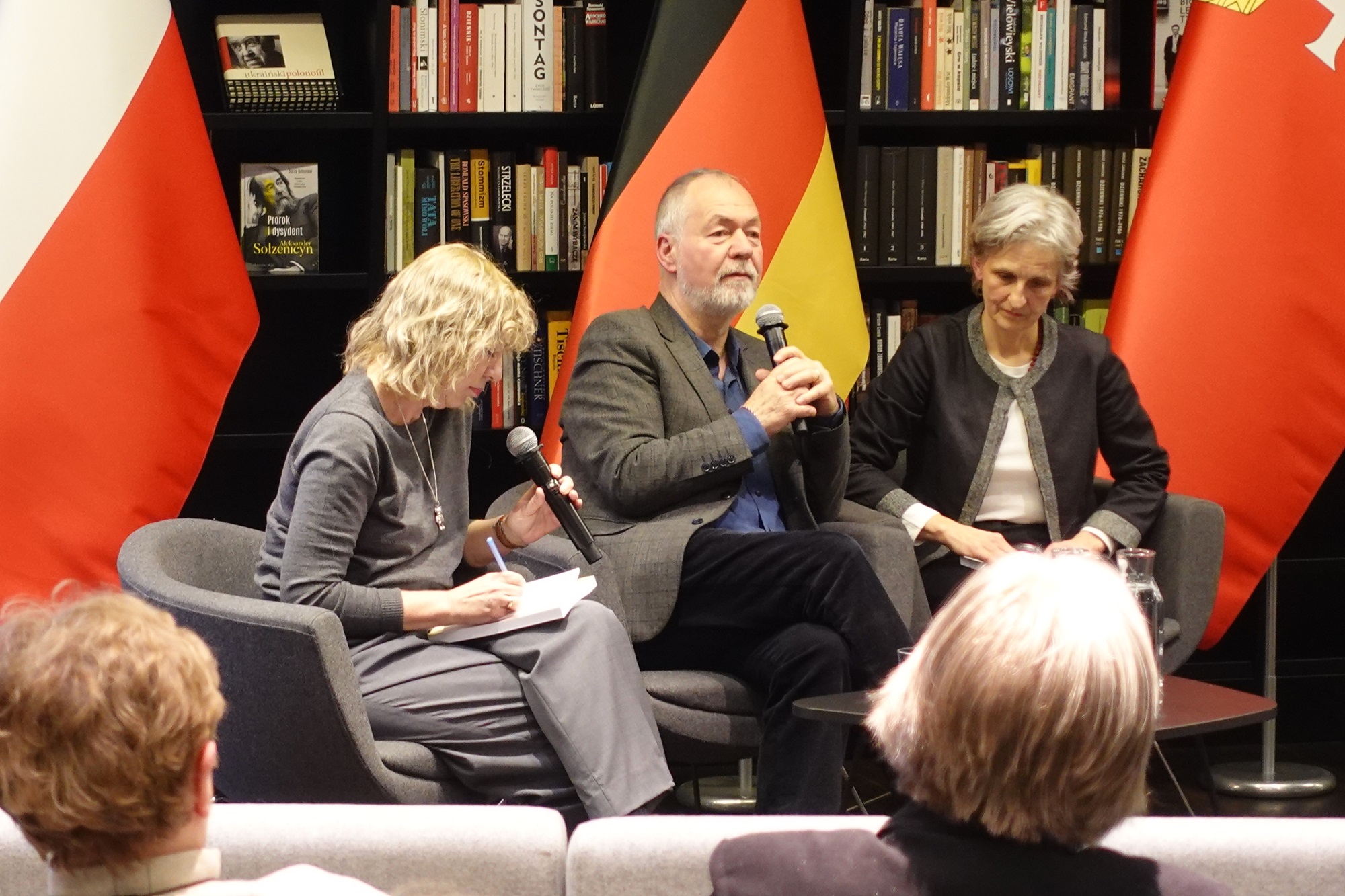 Markus Meckel, hier flankiert von zwei Dolmetscherinnen, teilte seine Erinnerungen und sprach über die aktuelle Situation in Deutschland.Foto: Uwe Hahnkamp