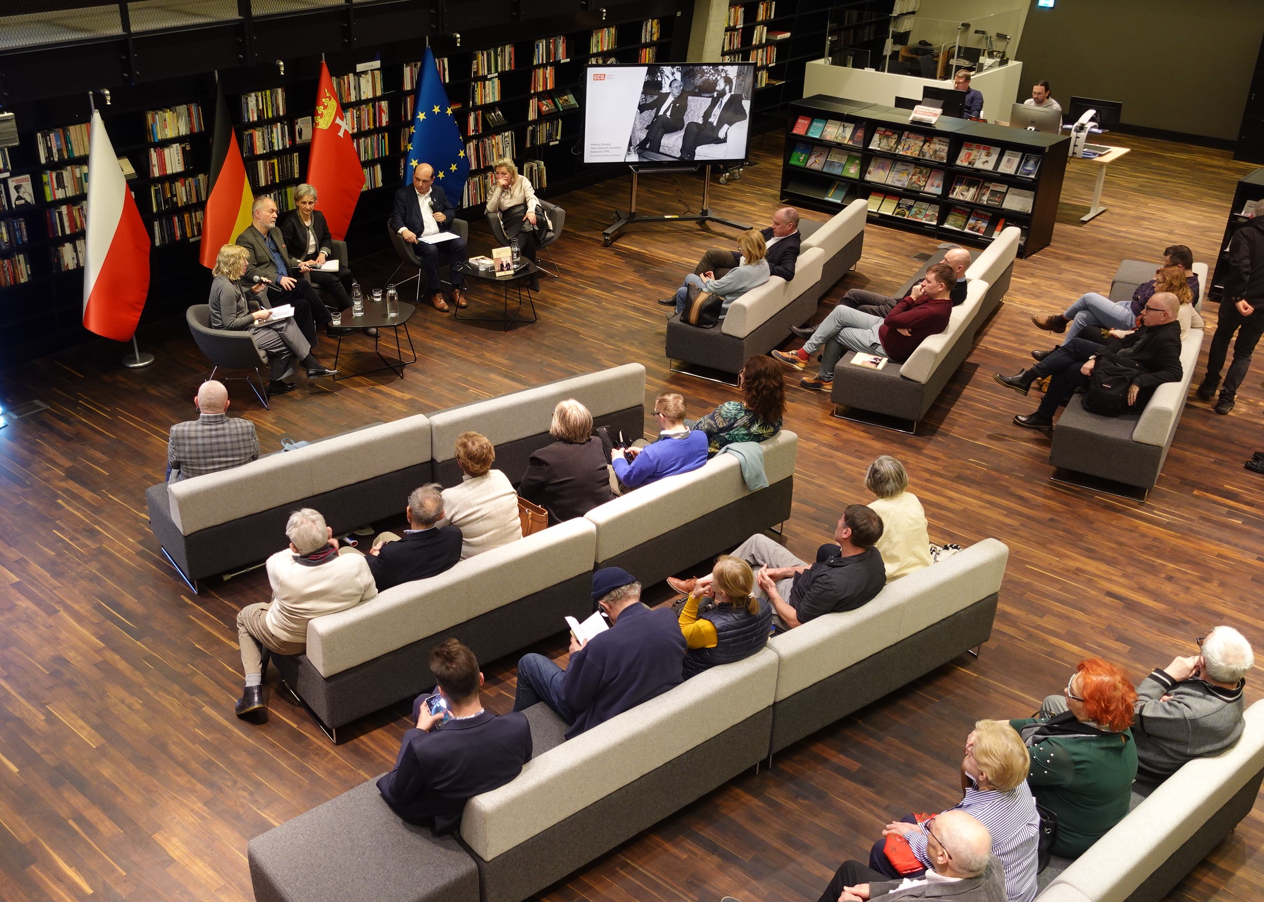 Blick von der Empore in der Bibliothek des ECS auf die VeranstaltungFoto: Uwe Hahnkamp